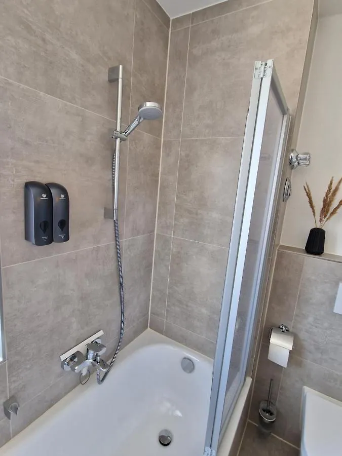 Apartmán C4S Come4Stay Altoetting - 3-Zi Whg I Zentrale Lage I Parkplatz I Balkon I Wifi I Smarttv I 1 Kingsize, 1 Queensize Bett I Office Arbeitsplatz I Wohnbereich Mit Couch Und Essbereich I Voll Ausgestattete Kueche I Nespresso