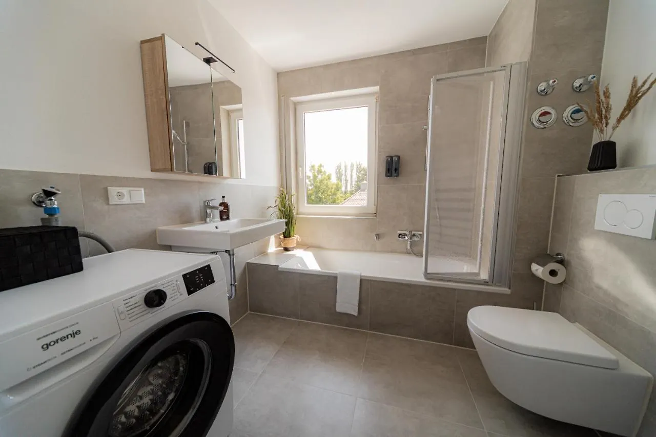 C4S Come4Stay Altoetting - 3-Zi Whg I Zentrale Lage I Parkplatz I Balkon I Wifi I Smarttv I 1 Kingsize, 1 Queensize Bett I Office Arbeitsplatz I Wohnbereich Mit Couch Und Essbereich I Voll Ausgestattete Kueche I Nespresso Altötting