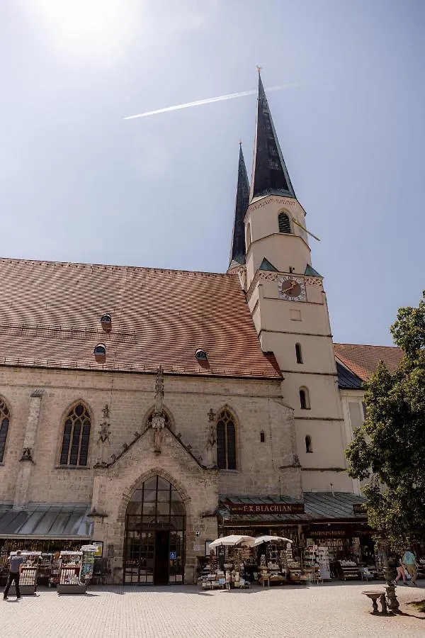 Apartment C4S Come4Stay Altoetting - 3-Zi Whg I Zentrale Lage I Parkplatz I Balkon I Wifi I Smarttv I 1 Kingsize, 1 Queensize Bett I Office Arbeitsplatz I Wohnbereich Mit Couch Und Essbereich I Voll Ausgestattete Kueche I Nespresso