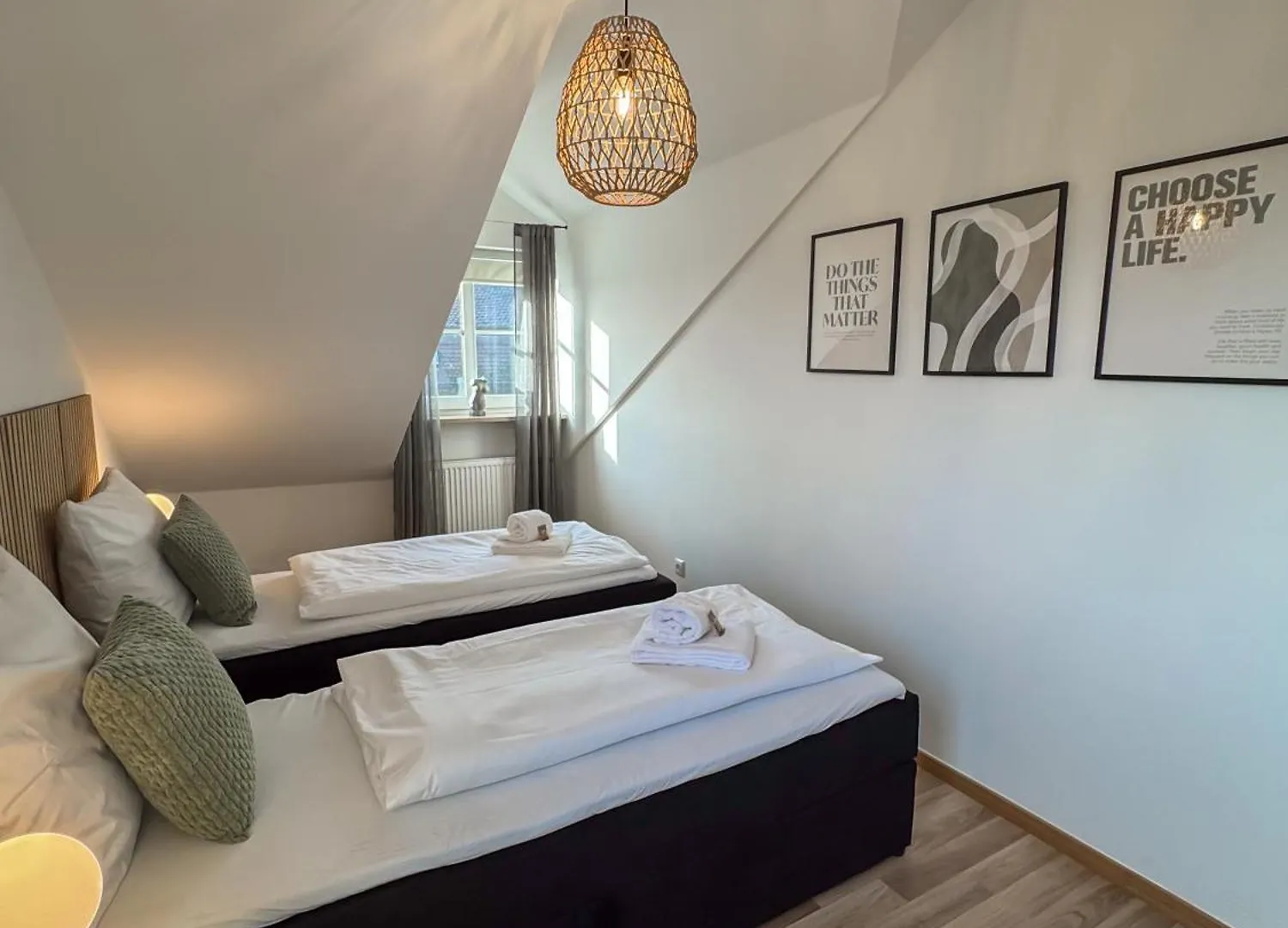 Apartment C4S Come4Stay Altoetting - 3-Zi Whg I Zentrale Lage I Parkplatz I Balkon I Wifi I Smarttv I 1 Kingsize, 1 Queensize Bett I Office Arbeitsplatz I Wohnbereich Mit Couch Und Essbereich I Voll Ausgestattete Kueche I Nespresso