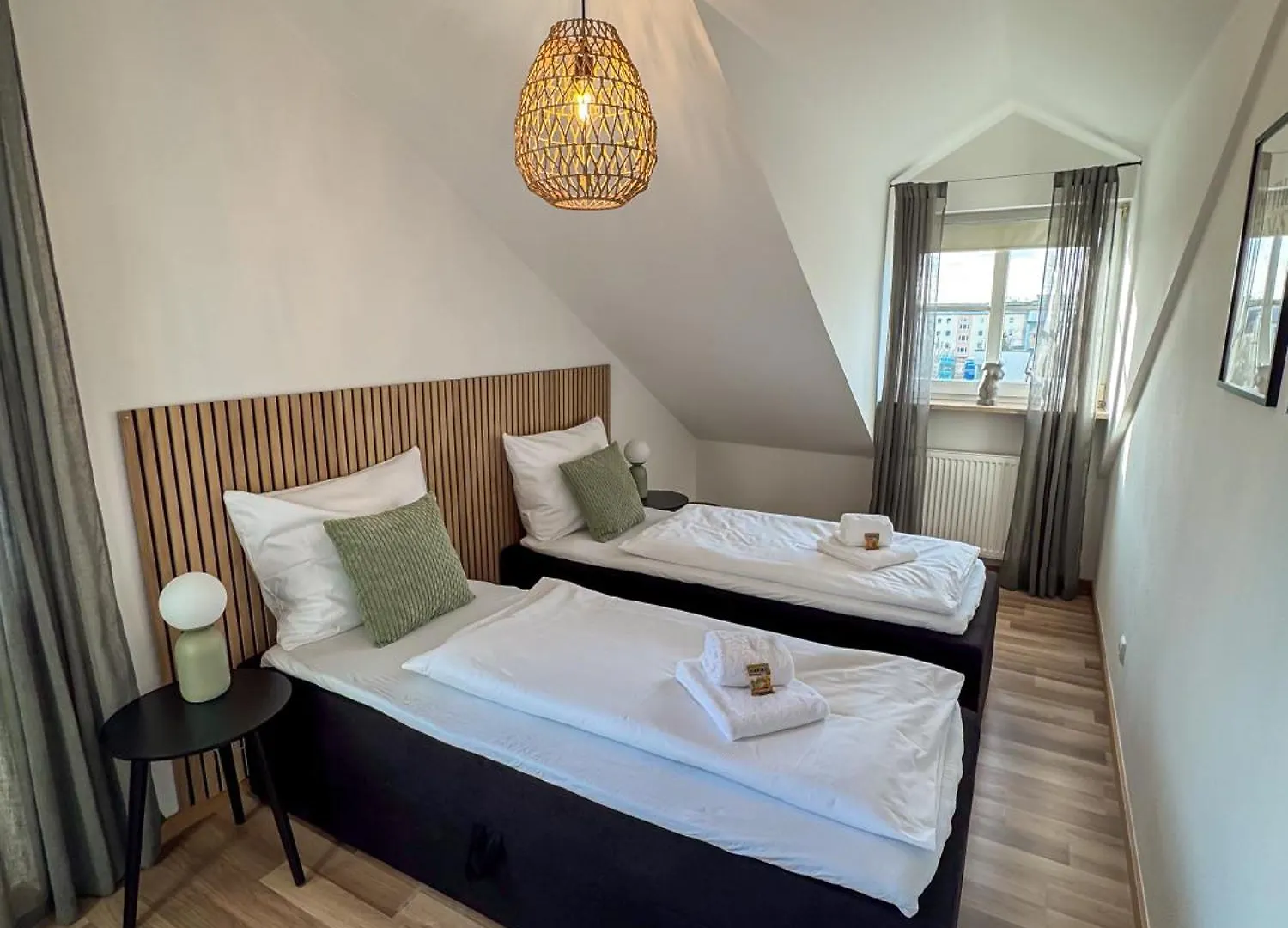 Apartmán C4S Come4Stay Altoetting - 3-Zi Whg I Zentrale Lage I Parkplatz I Balkon I Wifi I Smarttv I 1 Kingsize, 1 Queensize Bett I Office Arbeitsplatz I Wohnbereich Mit Couch Und Essbereich I Voll Ausgestattete Kueche I Nespresso