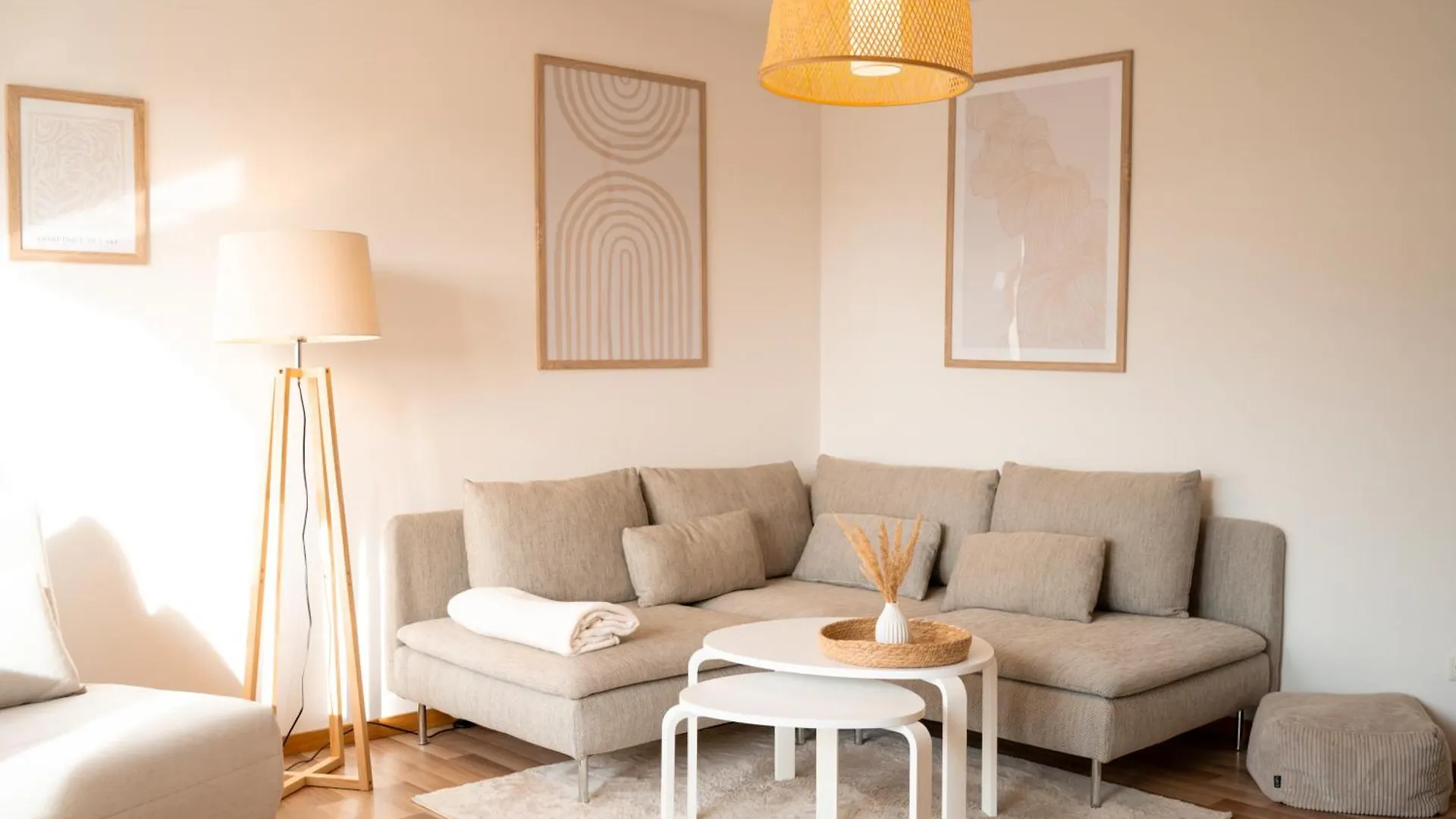 C4S Come4Stay Altoetting - 3-Zi Whg I Zentrale Lage I Parkplatz I Balkon I Wifi I Smarttv I 1 Kingsize, 1 Queensize Bett I Office Arbeitsplatz I Wohnbereich Mit Couch Und Essbereich I Voll Ausgestattete Kueche I Nespresso